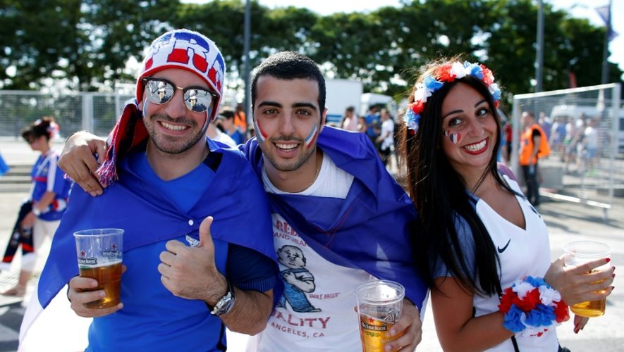 Des supporters français au Stade de France, le 10 juillet 2016