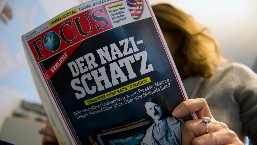 Une personne lit le magazine Focus qui relate l'histoire des tableaux volés sous le IIIe Reich, le 4 novembre 2013 à Berlin