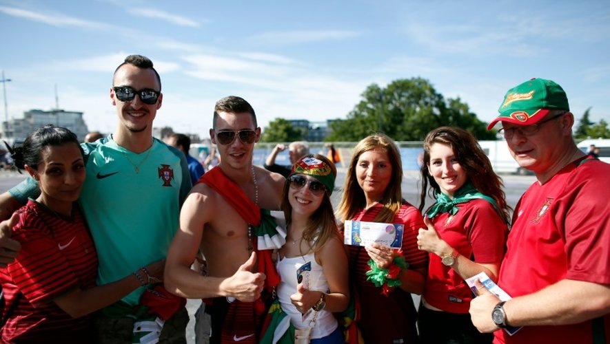 Des supporters du Portugal au Stade de France, le 10 juillet 2016