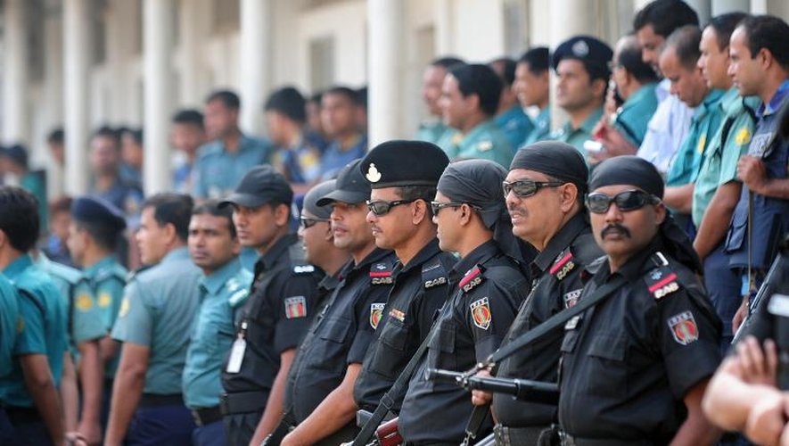 Des policiers et le bataillon d'action rapide en position devant le tribunal spécial de Dacca, le 5 novembre 2013 au Bangladesh