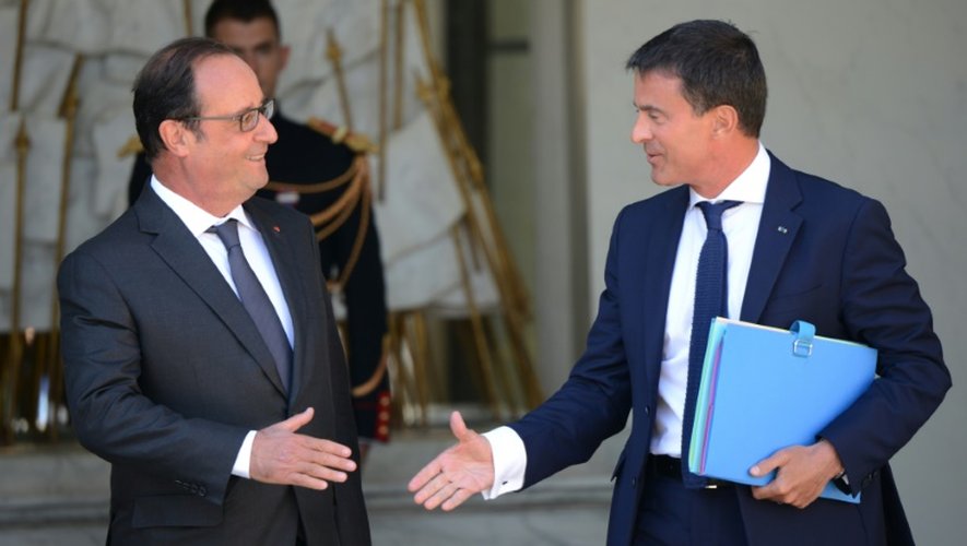 Le président de la République François Hollande et le Premier ministre Manuel Valls devant le palais de l'Elysée à Paris, le 19 août 2015