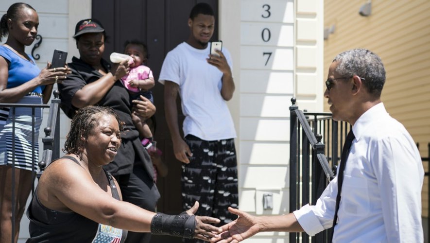 Le président Barack Obama salue les habitants du quartier afro-américain de Tremé, l'un des plus anciens de la Nouvelle Orléans, le 27 août 2015