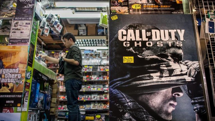 Un homme dans un magasin de jeux vidéo proposant le nouvel opus "Call of Duty: Ghosts", le 4 novembre 2013 à Hong Kong