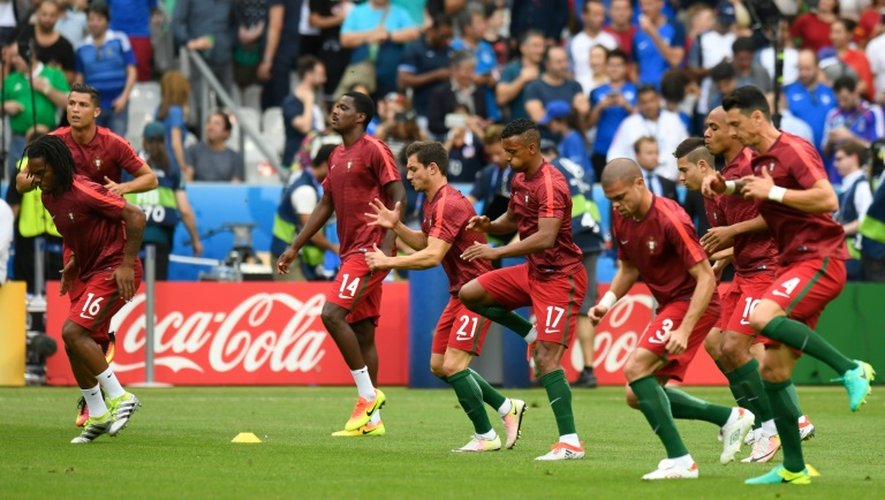 Les joueurs portugais à l'échauffement, le 10 juillet 2016 au Stade de France