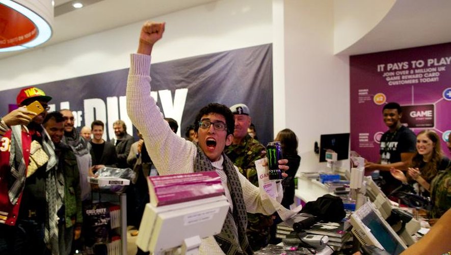 Le premier client d'un magasin londonien heureux d'avoir pu se procurer le nouveau jeu de "Call of Duty", à Londres le 4 novembre 2013