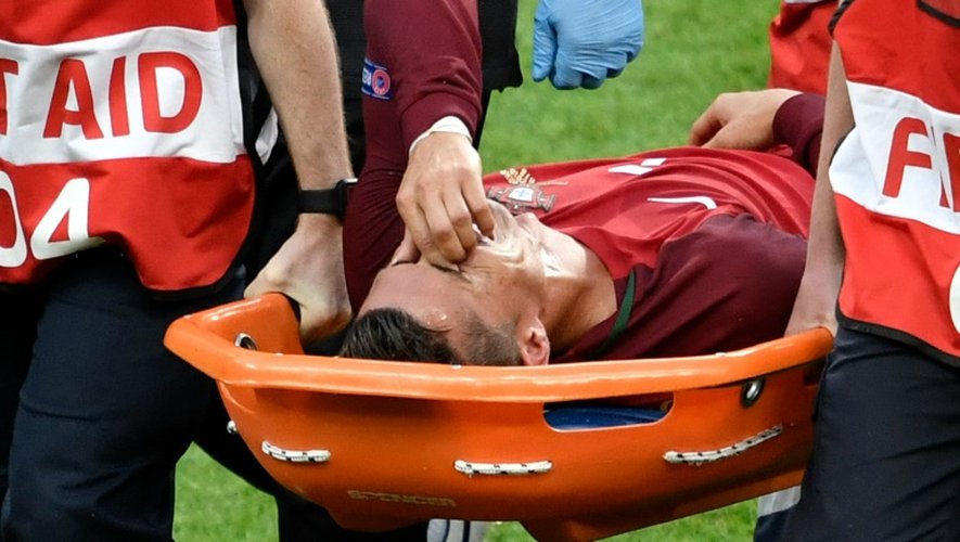 La sortie sur blessure de l'attaquant du Portugal Cristiano Ronaldo lors de la finale de l'Euro, le 10 juillet 2016 au Stade de France