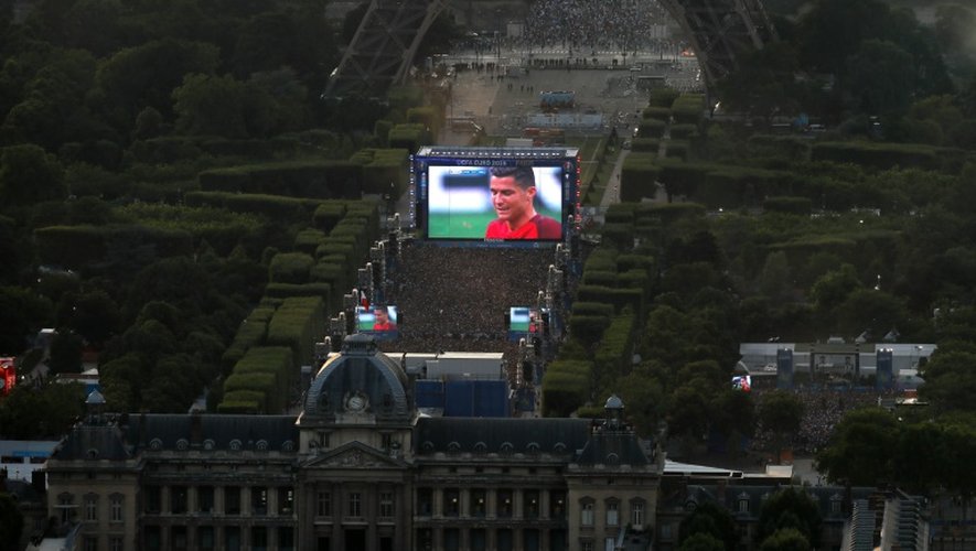 Le visage de Cristiano Ronaldo, blessé, sur les écrans géants de la fanzone à Paris, le 10 juillet 2016