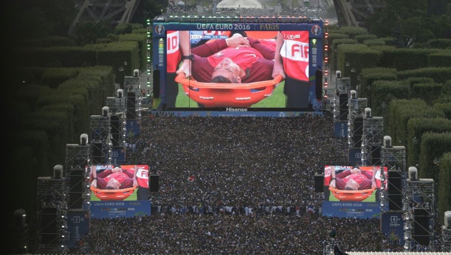 La fanzone du Champ-de-Mars à Paris pendant la finale de l'Euro entre le Portugal et la France, le 10 juillet 2016