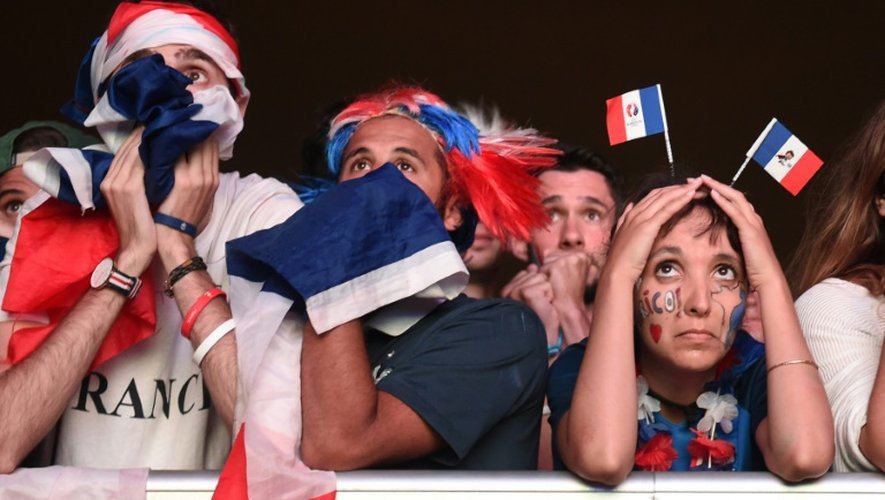 Déception des supporters français après la finale perdue face au Portugal, le 10 juillet 2016 dans la fanzone de Bordeaux