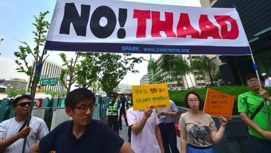 Manifestants sud-coréens protestant contre le système antimissile américain THAAD, le 11 juillet 2016 à Séoul