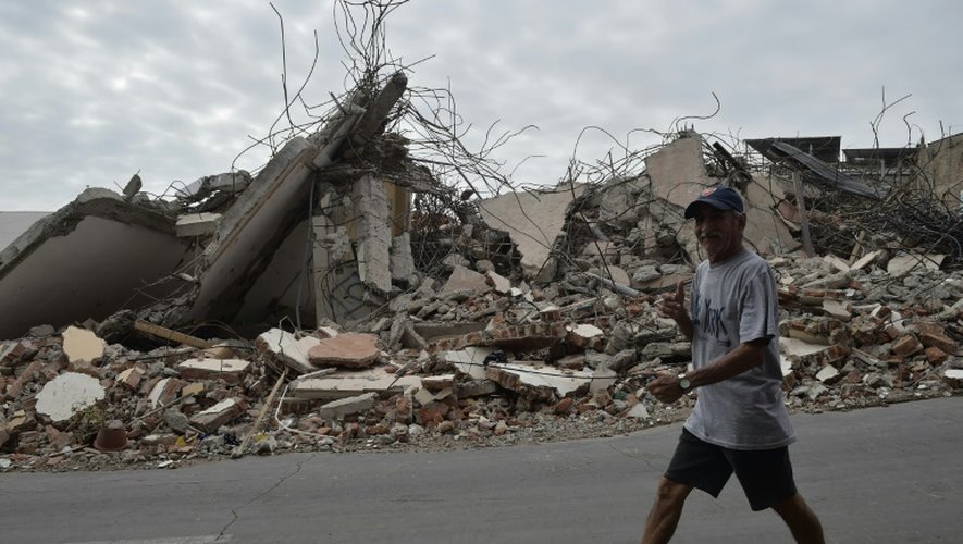 Un homme marche au milieu des décombres du séisme d'avril à Manta en Equateur le 28 mai 2016