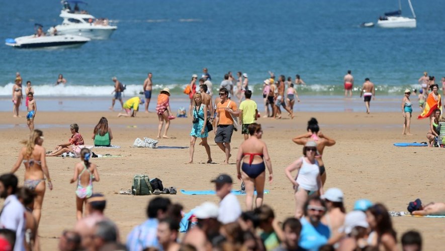 Des estivants sur une plage de Loredo, près de Santander, en Espagne, le 2 août 2015