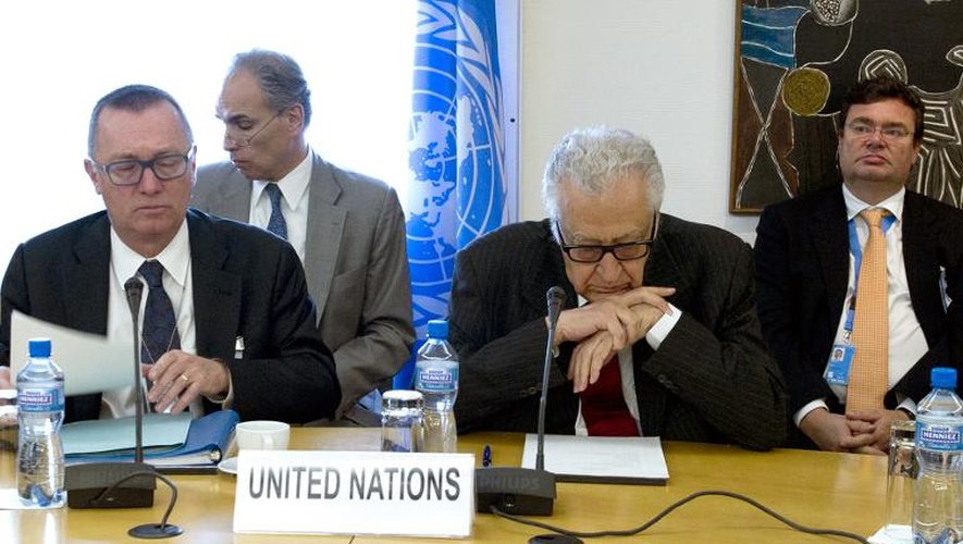 Photo fournie les Nations unies montrant l'émissaire spécial des Nations unies et de la Ligue arabe Lakhdar Brahimi avant une réunion sur l'organisation d'une conférence sur la paix en Syrie, à Genève le 5 novembre 2013