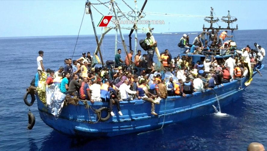 Les gardes-côtes italiens portent secours le 23 août 2015 à une embarcation au large des côtes libyennes