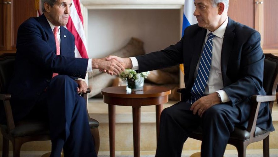 Le secrétaire d'Etat américain John Kerry (g) et le Premier ministre israélien Benjamin Netanyahu, le 6 novembre 2013 à Jérusalem