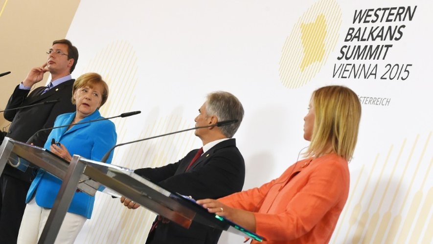 La chancelière allemande Angela Merkel (2è g), le 27 août 2015 au sommet des pays des Balkans de l'Ouest, à Vienne