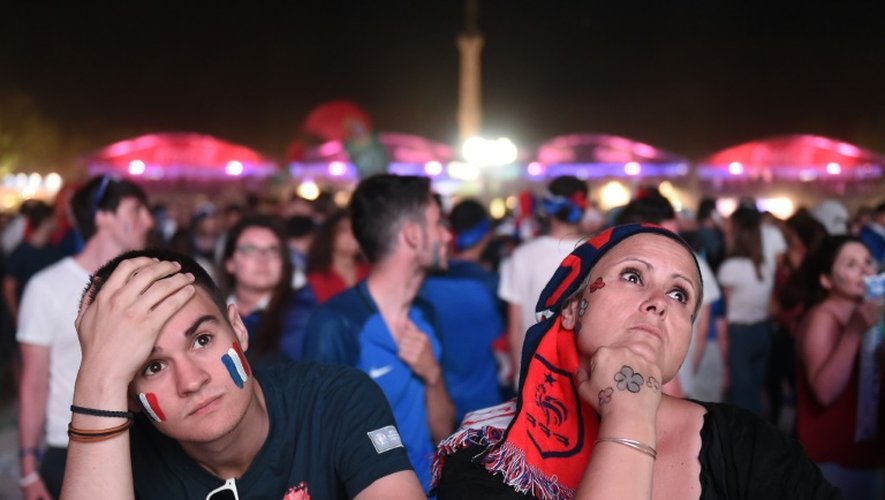 Déception des supporters français à l'issue de la finale de l'Euro-2016, le 10 juillet 2016 sur la fan zone à Marseille