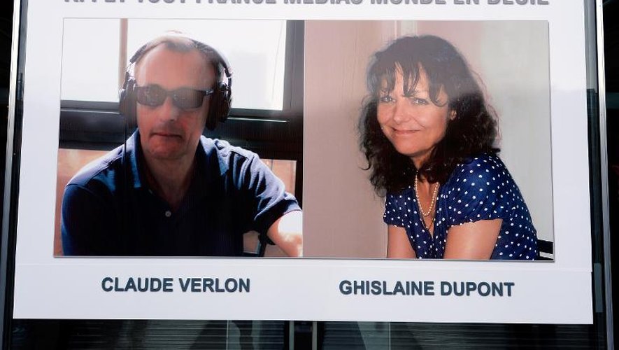 Les portraits de Claude Verlon et Ghislaine Dupont exposés dans le hall de RFI le 5 novembre 2013 à Issy-les-Moulineaux