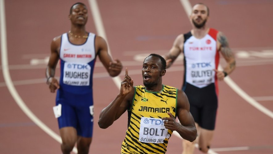 Le Jamaïcain Usain Bolt (c) franchit en vainqueur la ligne d'arrivée du 200 m aux Mondiaux à Pékin, le 27 août 2015