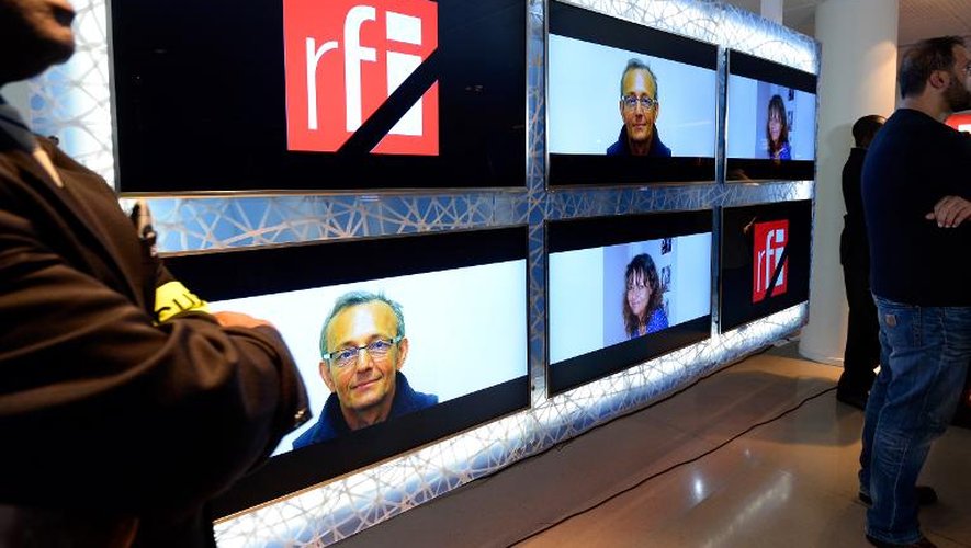 Les portraits des deux journalistes assassinés de RFI, dans le hall de la station de radio à Issy-les-Moulineaux, près de Paris, le 5 novembre 2013