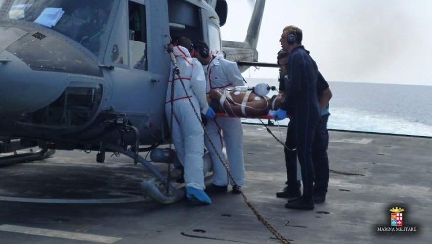 Photo publiée le 26 août 2015 par la marine italienne de l'évacuation d'un migrant après la découverte de plus de 50 morts dans un bateau de pêche au large de la Libye