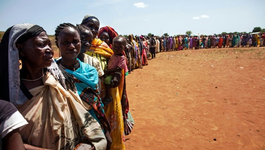 Des personnes déplacées par des combats armés arrivées à Wau, au Soudan du Sud, attendent d'être enregistrées par l'Organisation Internationale pour les Migrations (OIM) et le Programme alimentaire mondial (PAM) le 11 mai 2016