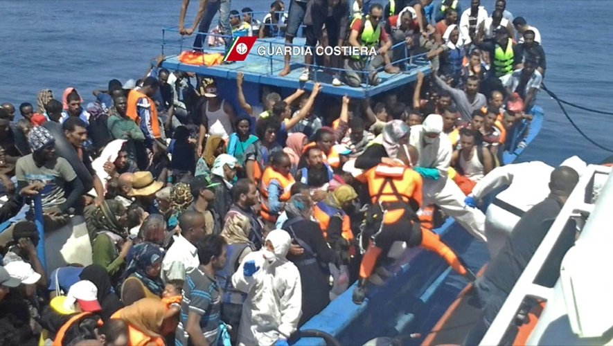 Photo diffusée le 23 août 2015 par la Marine italienne d'une opération de secours de migrants entassés sur un bateau de pêche au large de la côte libyenne