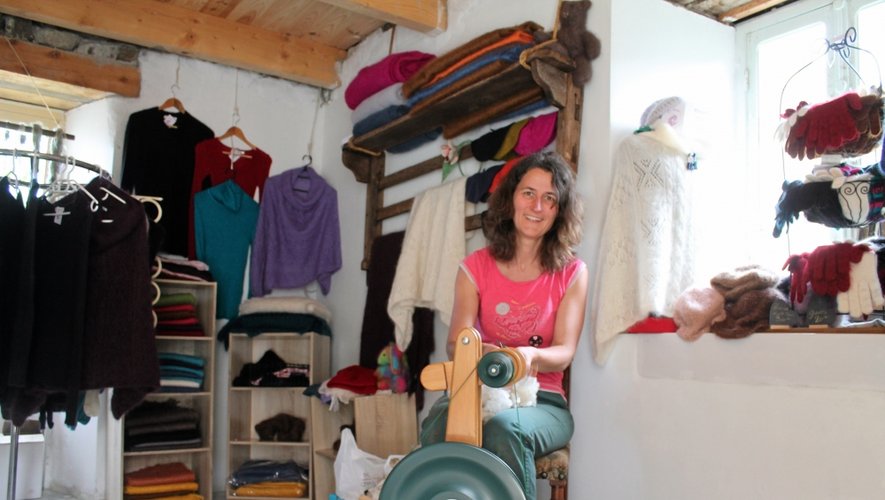 Cécile Rémond caresse son rêve en élevant des chèvres angora pour confectionner des vêtements en mohair.