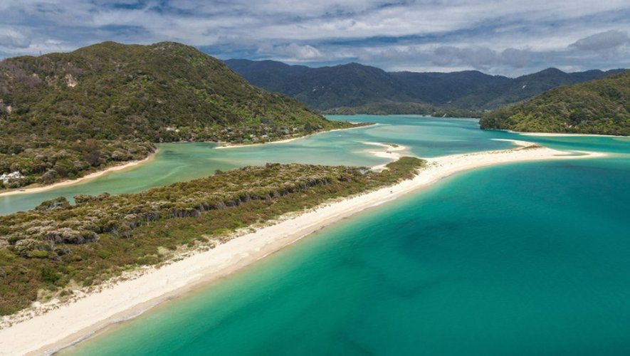 Photo non datée de la plage Awaroa, une bande de 800 m de sable fin adjacente au Abel Tasman National Park sur l'île du sud de Nouvelle-Zélande, rachetée grâce à des financement participatif du public