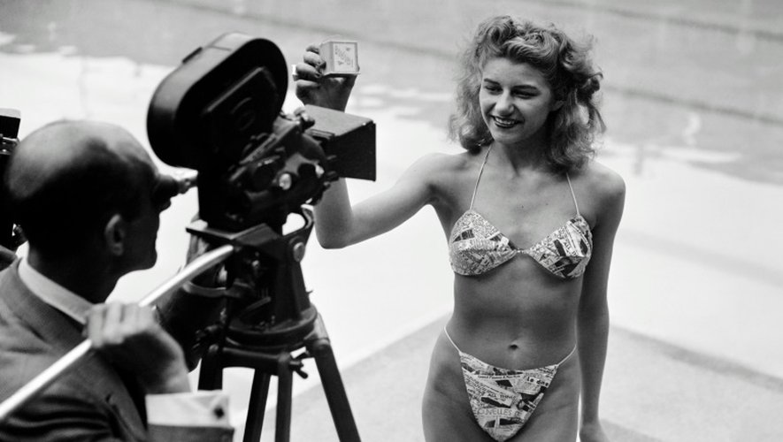 Photo prise le 05 juillet 1946 à la piscine Molitor à Paris d'une candidate à l'élection de la plus jolie baigneuse portant un bikini créé par Louis Réard