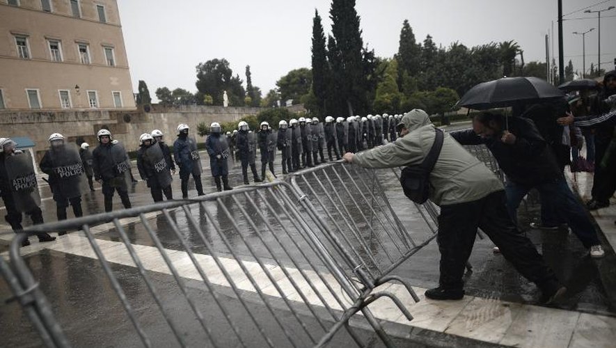 Manifestation devant le Parlement grec à Athènes, le 6 novembre 2013