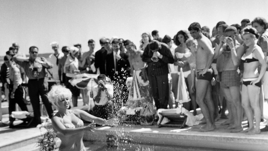 L'actrice américaine Jayne Mansfield pose pour les photographes dans le bassin de l'hotel Carlton, le 12 mai 1964, lors du Festival de Cannes