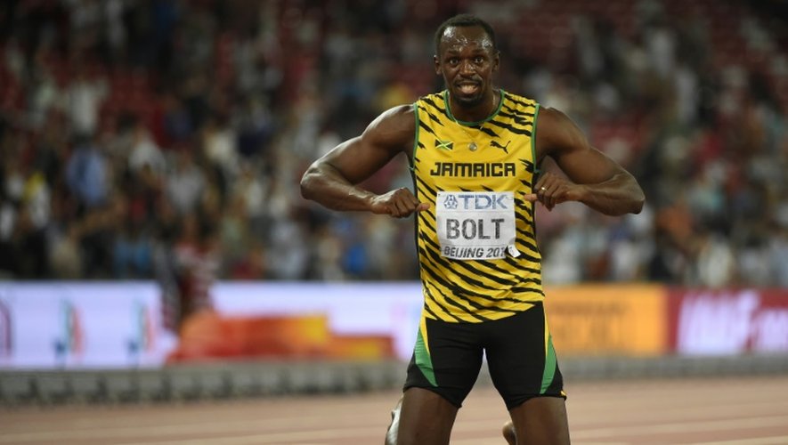 Le Jamaïcain Usain Bolt célèbre son titre de champion du monde du 200 m, à Pékin le 27 août 2015