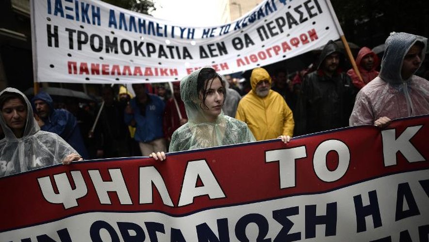 Des manifestant défilent en Grèce à Athènes, le 6 novembre 2013