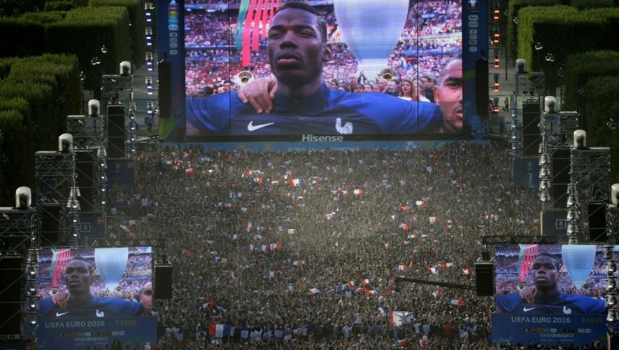 Des milliers de personnes assistent à la retransmission TV de la finale de l'Euro-2016 depuis la fan zone du Champ-de-Mars le 10 juillet 2016 à Paris