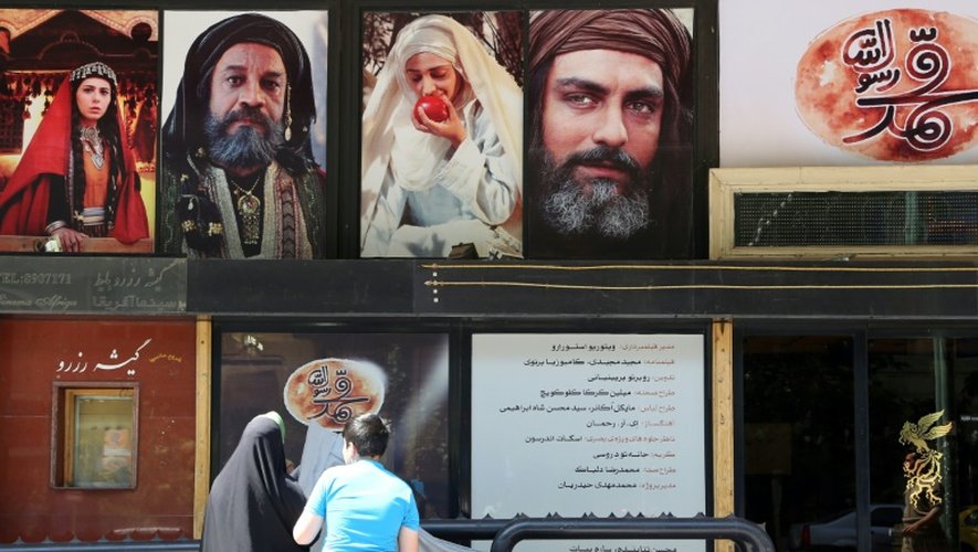 Des Iraniens devant un cinéma passant la première projection de "Mahomet", le film le plus cher de l'histoire du cinéma iranien consacré à l'enfance du prophète, le 27 août 2015 à Téhéran