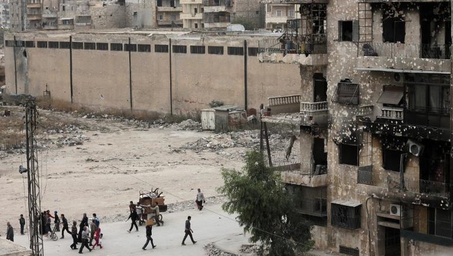 Vue d'Alep séparée en deux, avec un côté aux mains des rebelles (premier plan) et un autre aux mains des forces loyalistes (arrière plan), le 5 novembre 2013