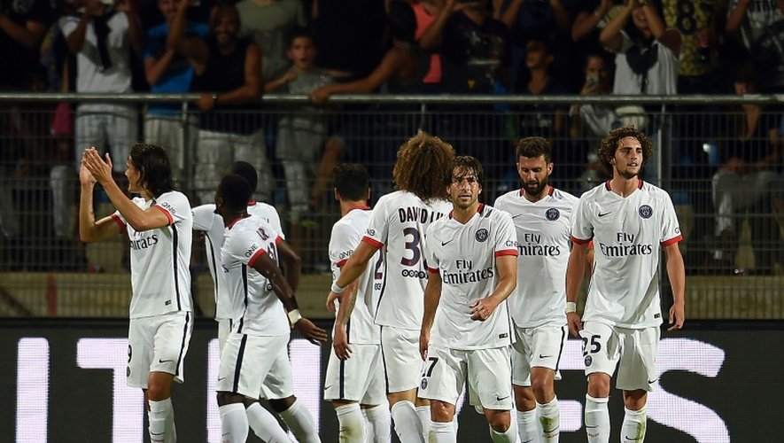 Les joueurs du PSG fêtent le but de Blaise Matuidi contre Montpellier en Ligue 1, le 21 août 2015 au stade de La Mosson