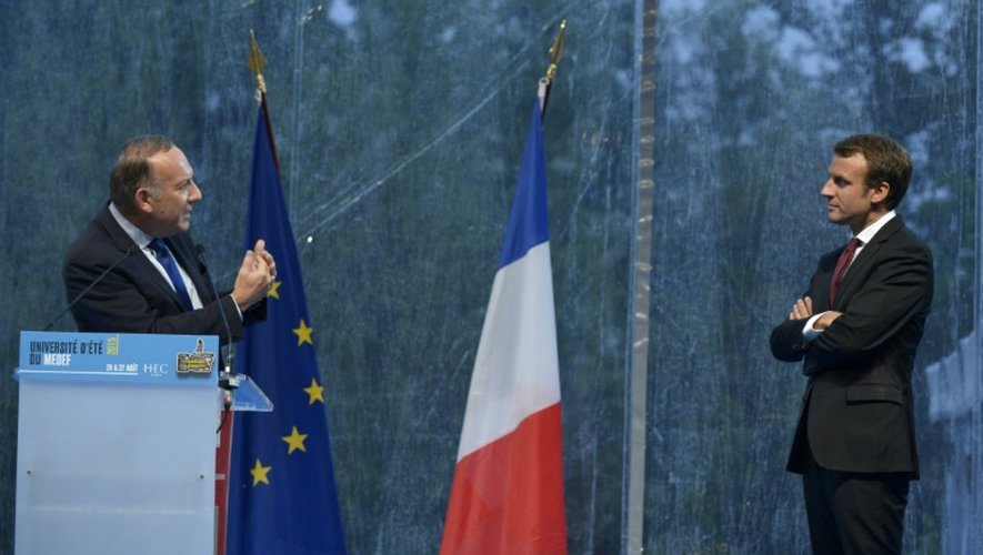 Emmanuel Macron (f) écoute une intervention du président du Medef Pierre Gattaz, le 27 août 2015 à Jouy-en-Josas, dans les Yvelines