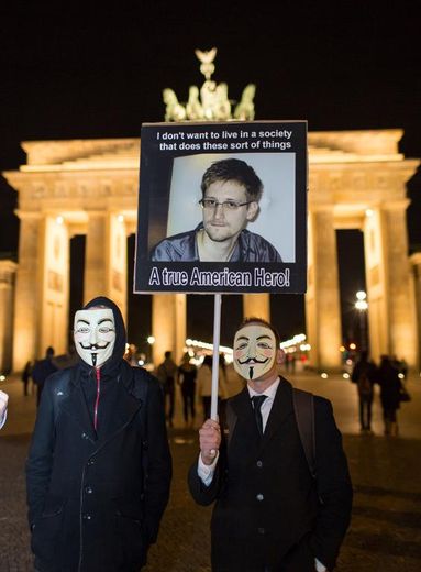 Des manifestants soutenant Edward Snowden, le 5 novembre 2013 à Berlin