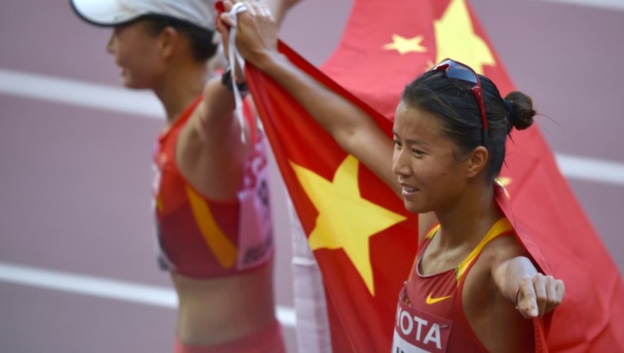 La Chinoise Lu Xiuzhi (D) et sa compatriote Liu Hong à l'issue du 20 km marche, le 28 août 2015 à Pékin