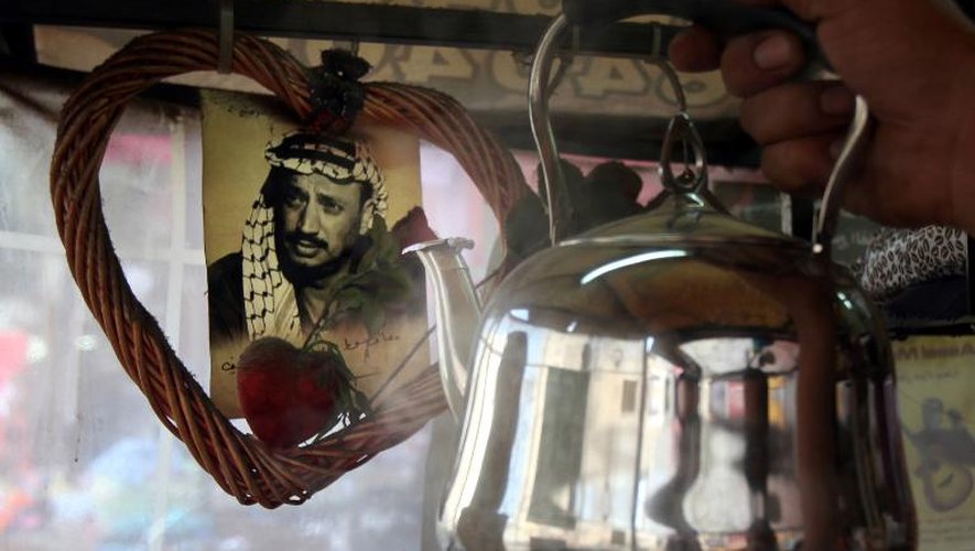 Un portrait de Yasser Arafat dans une boutique à Ramallah, le 16 octobre 2013