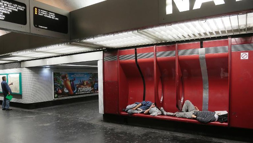 Des personnes sans-abri dorment dans une station de RER, le 7 octobre 2013 à Paris
