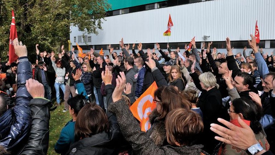 Des salariés de La Redoute devant le siège de l'entreprise, le 31 octobre 2013 à Wattrelos
