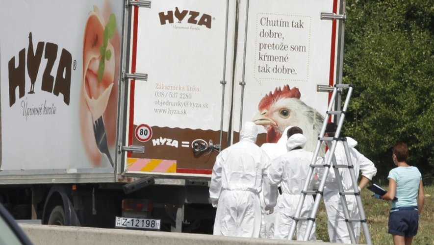Des officiers de la police scientifique enquêtent le 27 août 2015 après la découverte de dizaines de migrants morts dans un camion en stationnement sur une autoroute près de Neusiedl am See, en Autriche