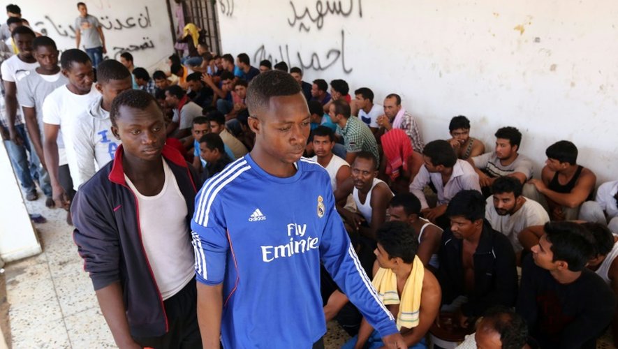 Des migrants secourus par des gardes-côtes lybiens après le naufrage de leur embarcation, près de Zouara, à l'ouest de Tripoli, le 28 août 2015