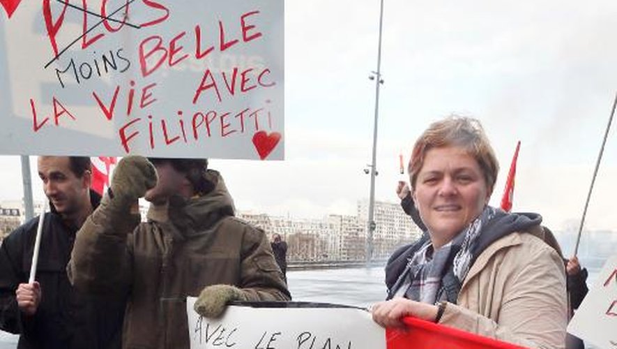 Des employés de France Télévisions manifestent le 18 décembre 2012 devant le siège du groupe, à Paris