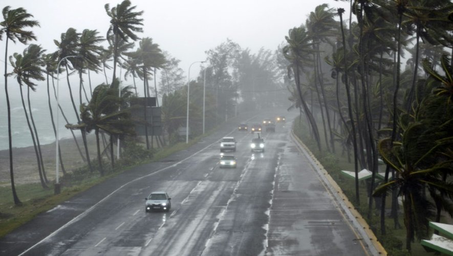 Une route menant à Saint-Domingue lors du passage de la tempête Erika en République Dominicaine, le 28 août 2015