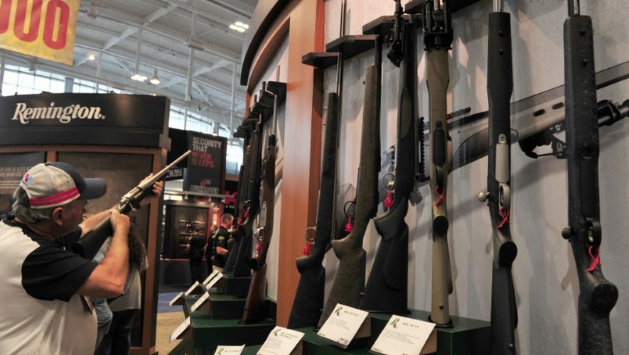 Des armes sont exposées à la convention de la NRA à Nashville le 10 avril 2015