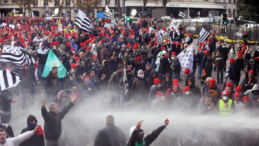 Les "Bonnets rouges" face à la police lors d'une manifestation contre l'écotaxe le 2 novembre 2013 à Quimper